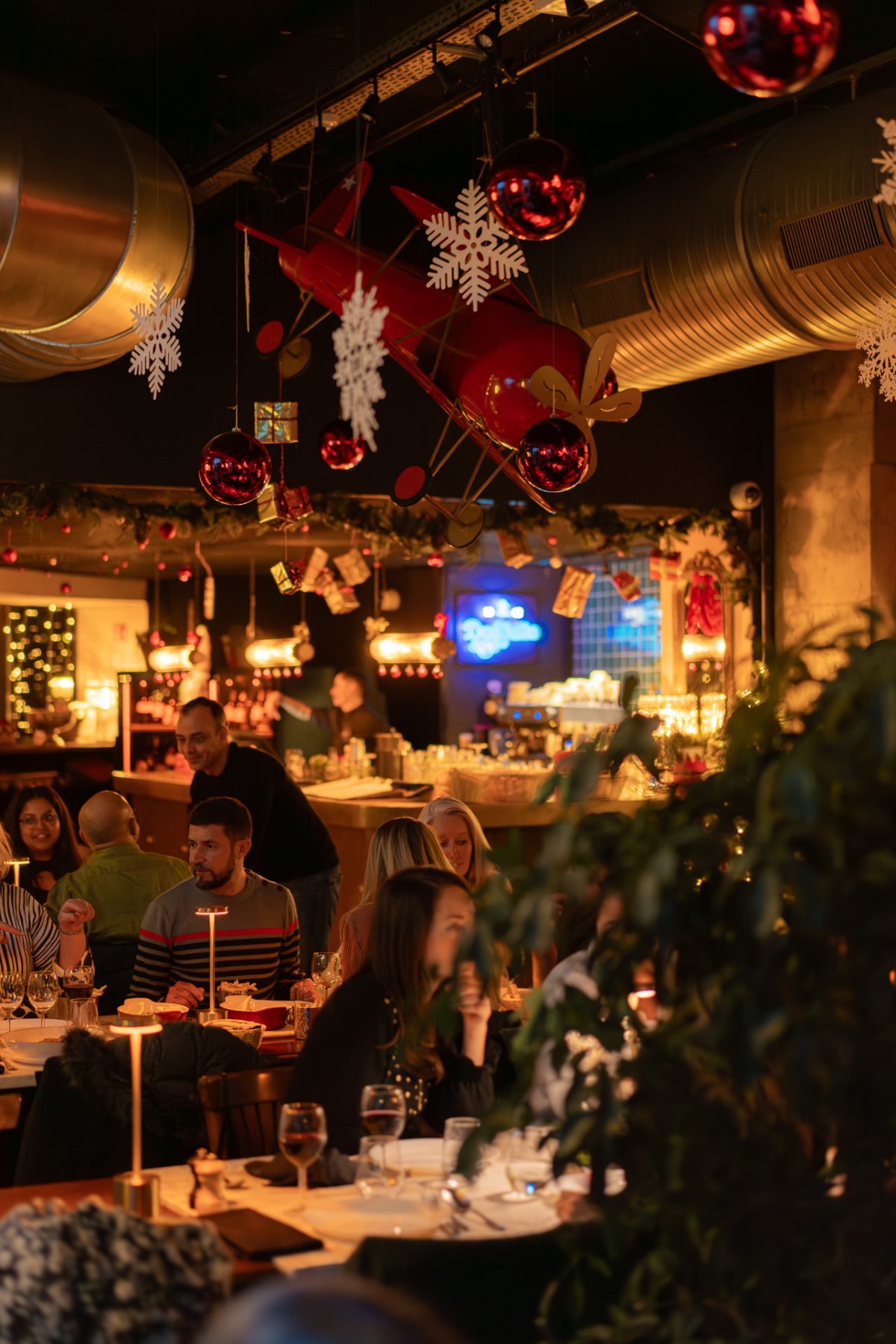 Convives et avion rouge suspendu dans le restaurant