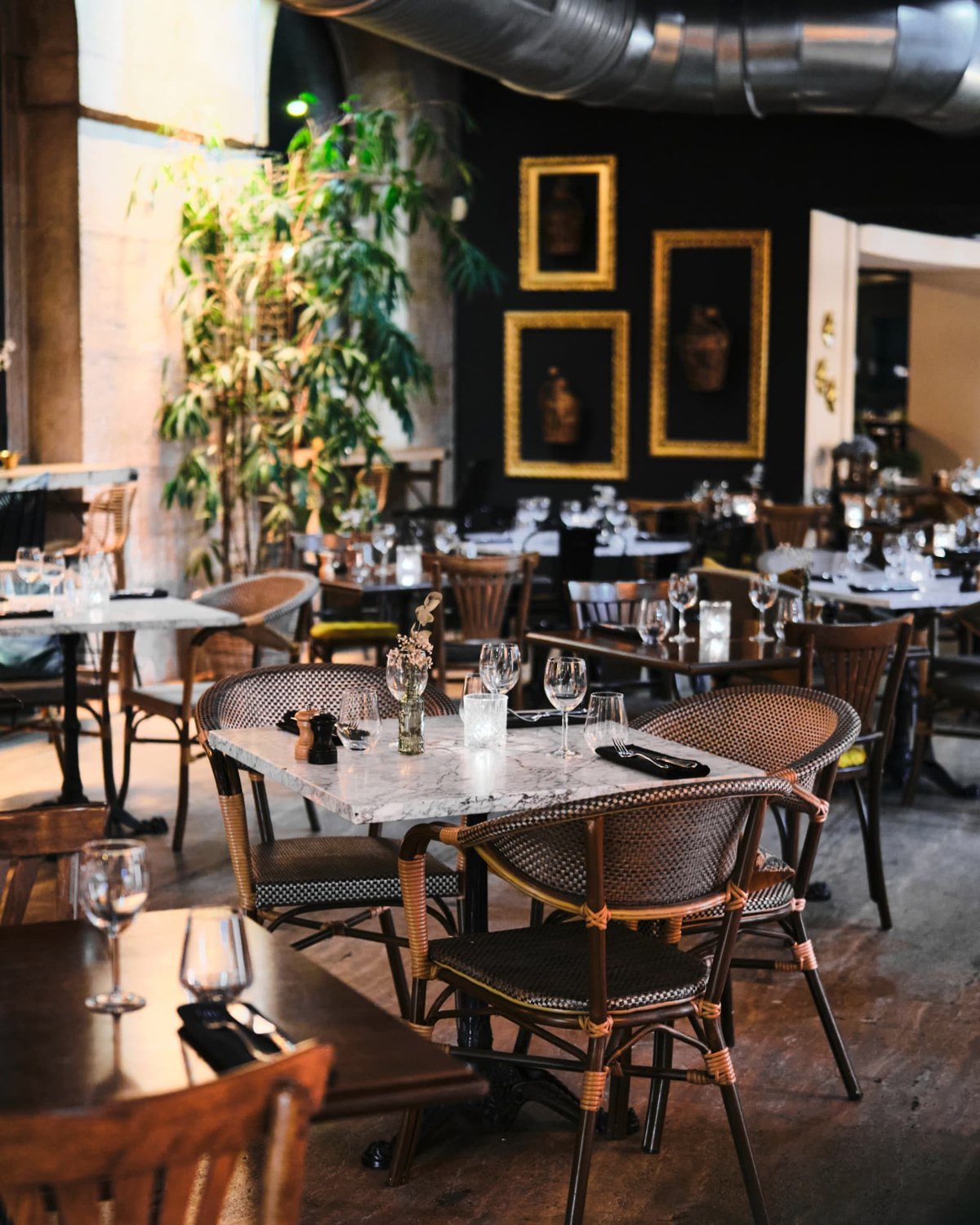 La salle et les tables dressées des Halles de l’Île