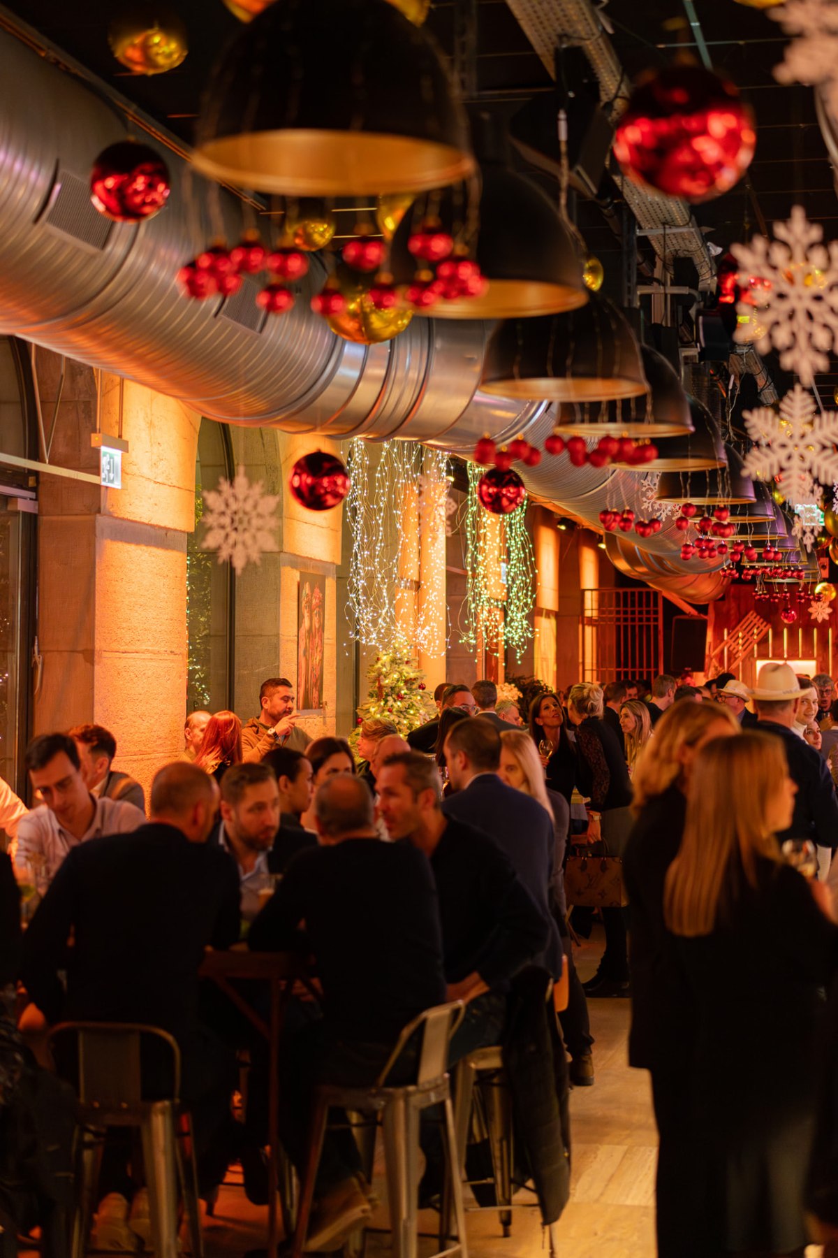 Les Halles animées sous les décorations de fête